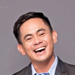 Jayson Gainza 飾演 