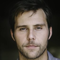 Justin Miles 飾演 Stuart