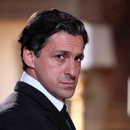 Yari Gugliucci - 烈火中演員 飾演Father Gavira