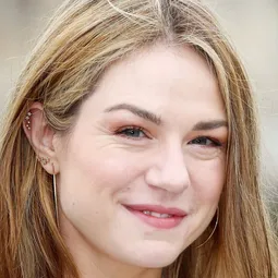 艾美莉德紀妮 飾演 Diane Barraud