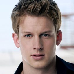 克里斯·雪菲爾 - 驚弓之島演員 飾演Harry