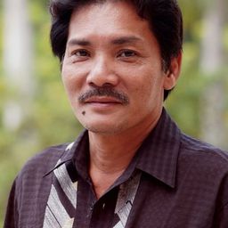 Thương Tín 飾演 Mr. Sinh