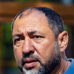 Parviz Pulodi 飾演 Vahidov