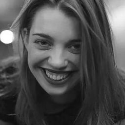 Juliet Doucet 飾演 Amandine