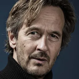 Lars Brygmann 飾演 Frits Ahlstrøm