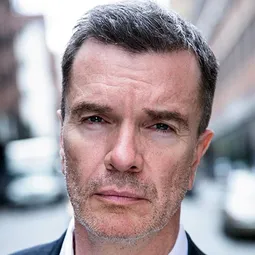 克李斯多佛·夏爾 飾演 Dave Perry