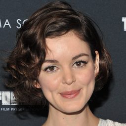 諾拉·澤荷特勒 飾演 Kat