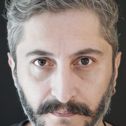 İhsan İlhan - 失匙開鎖佬演員 飾演Polis