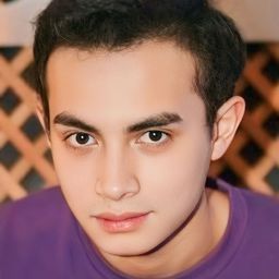 Omara Esteghal 飾演 Ino