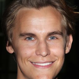 萊斯·維克菲爾德 - Echoes of War演員 飾演Marcus McCluskey