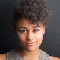 亞莉安娜·狄伯斯 飾演 Keira