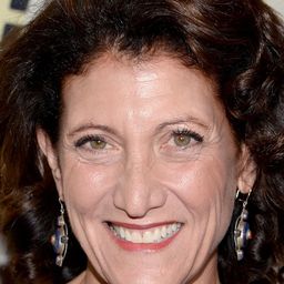 埃米·阿奎諾 飾演 Darlene Early