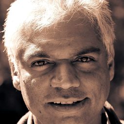 普加希·貝拉瓦地 - 英勇讚曲演員 飾演Prakash Babu