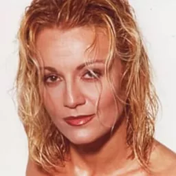 Virginia Barrett 飾演 Frau