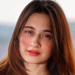 珊吉妲·謝可 飾演 Saanchi Gill