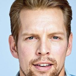 Shawn-Caulin Young 飾演 Crystal