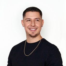 Anthony Zuniga 飾演 Javier