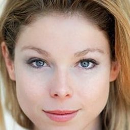 Lola Peploe 飾演 Olympia