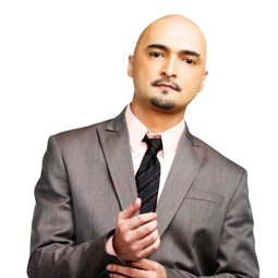Michael Flores 飾演 Hugo