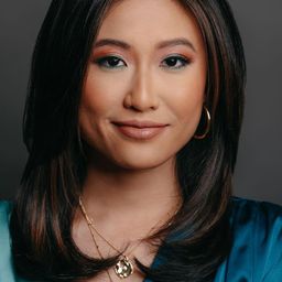 Stephanie Hong 飾演 Missionary Wife