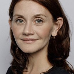 Nadezhda Kulakova 飾演 Woman in the Dining Car