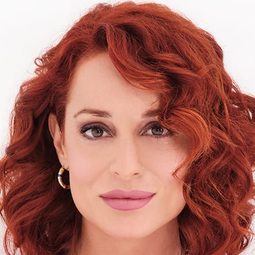 Peny Agorastou 飾演 Exhibition Host