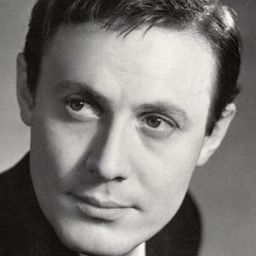 Yuriy Solomin 飾演 