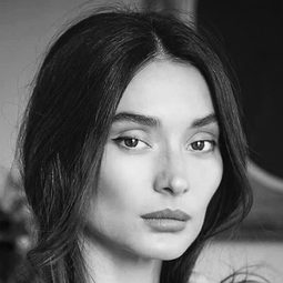 Errika Bigiou 飾演 