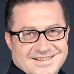 Zeki Eker 飾演 Feridun