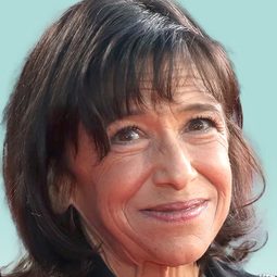 Kathryn Hunter 飾演 Teresa Cicero