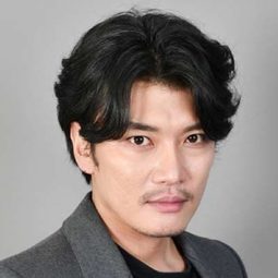 Kim Yoon-sung 飾演 Kim Yoon-sung