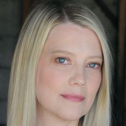 Kellie Overbey 飾演 Joan