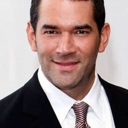 愛德華多聖特馬瑞納 飾演 Ricky Vega