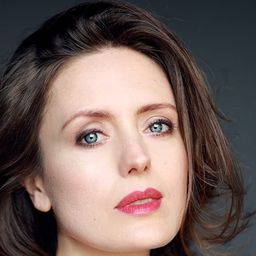 Rebecca O'Mara 飾演 Enumerator