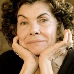 Sandra Dani 飾演 Avó