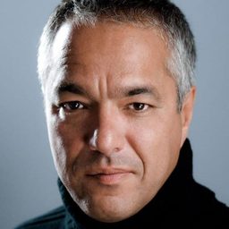 Charles Rettinghaus 飾演 Prof. Josef Berns