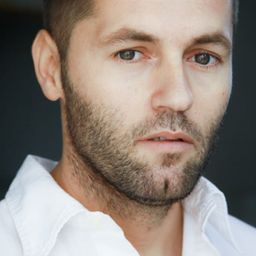 Valon Ratkoceri 飾演 Unca