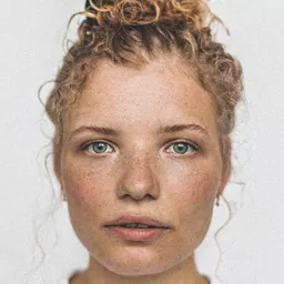 Luisa-Céline Gaffron 飾演 