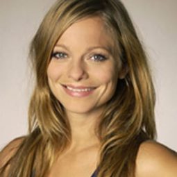 Signe Anastassia Mannov 飾演 Lisa