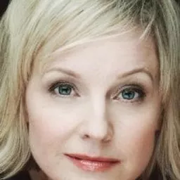 Natalie Radford 飾演 Anne