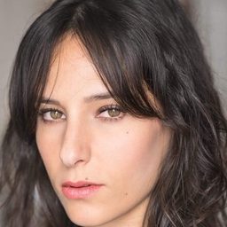 Adèle Galloy 飾演 The teacher too beautiful