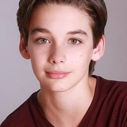 Dylan Kingwell 飾演 Peyton Reddings