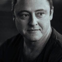 西門·梅頓 - 超危險警探演員 飾演Eddie Finn