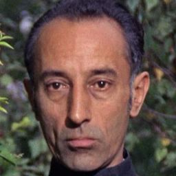 Marne Maitland 飾演 Underground Guide