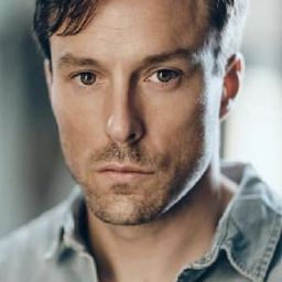 Michael Hoad 飾演 Roberts