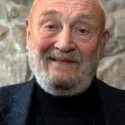 Rolf Hoppe 飾演 Prefecto Angiolieri