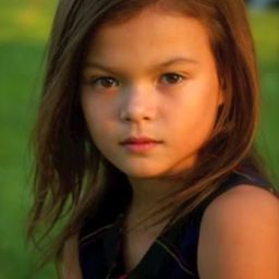 Trinity Noelle Maigue-Bendorf 飾演 Phil's Daughter