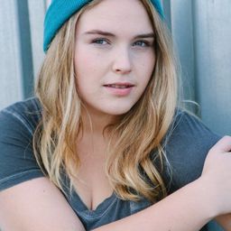 Lily Mae Harrington - 漢堡總動員 2演員 飾演Firewoman