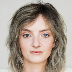 Larissa Corriveau 飾演 Solveig