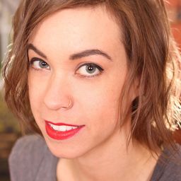 Lauren Poole 飾演 Alice